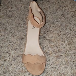 Quipped. Size 9. Blush/ neutral